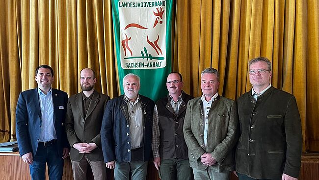 Landkreis Börde / Aufstellung zum Erinnerungsfoto (v.l.n.r.) Uwe Baier, Wolfgang Last, Geschäftsführer Landesjagdverband, Heinrich Schulze, Jägerschaftsvorsitzender Daniel Schwenk, Vorstandsmitglieder Rüdiger Klemme und Dr. Hagen Vorwallner