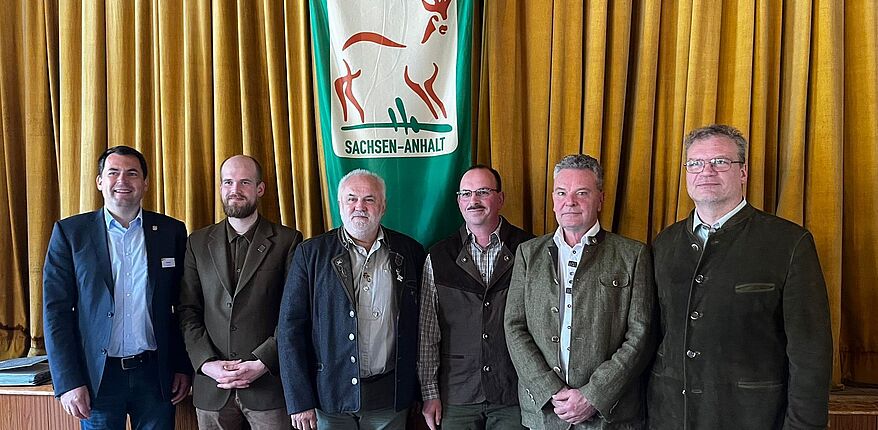 Landkreis Börde / Aufstellung zum Erinnerungsfoto (v.l.n.r.) Uwe Baier, Wolfgang Last, Geschäftsführer Landesjagdverband, Heinrich Schulze, Jägerschaftsvorsitzender Daniel Schwenk, Vorstandsmitglieder Rüdiger Klemme und Dr. Hagen Vorwallner