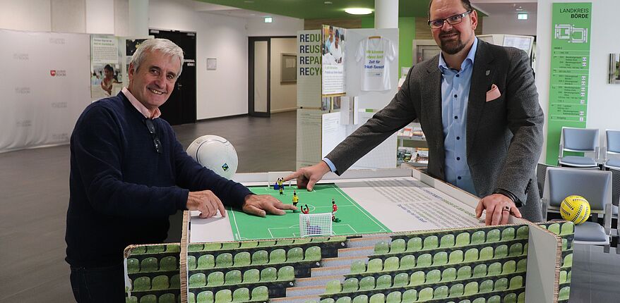 Landkreis Börde / Dr. Georg Fernau und Landrat Martin Stichnoth wagen ein "Fußball-Spielchen"