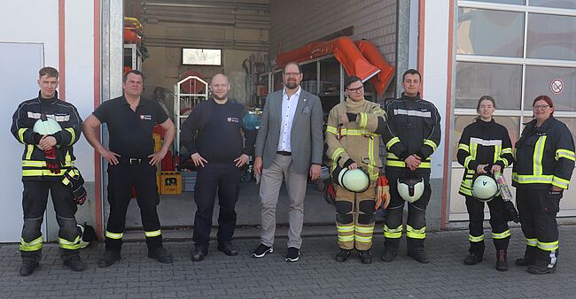 Landrat Martin Stichnoth nutzt die Gelegenheit, um mit in Ausbildung befindichen Kameraden ins Gesspräch zu kommen. Hier ein Foto vor den Hallen der Feuerwehrtechnischen Zentrale.