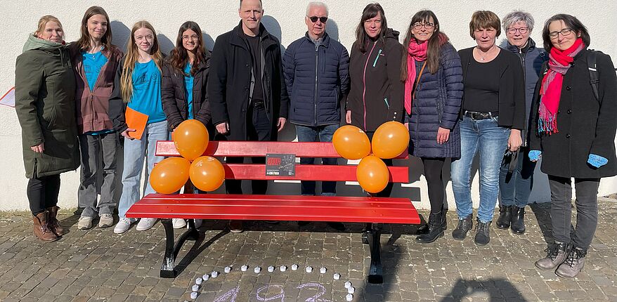 Einweihung der roten Bank in Zielitz anlässlich des internationalen Frauentages