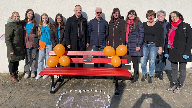 Inauguration of the red bench in Zielitz on the occasion of International Women's Day