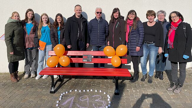 Einweihung der roten Bank in Zielitz anlässlich des internationalen Frauentages