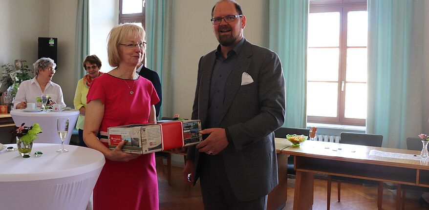 Foto Landkreis Börde / Landrat Martin Stichnoth überreicht Sabine Wendler zum Abschied eine "Börde Schatz Kiste" / das Foto ist im Rathaus Haldensleben entstanden