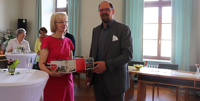 Foto Landkreis Börde / Landrat Martin Stichnoth überreicht Sabine Wendler zum Abschied eine "Börde Schatz Kiste" / das Foto ist im Rathaus Haldensleben entstanden