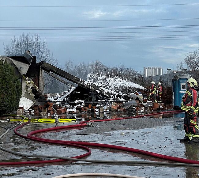 Landkreis Börde / Kameraden von freiwilligen Feuerwehren wurden durch die Leitstelle des Landkreises Börde zum Einsatz gerufen. Hier ein Blick auf die Löscharbeiten am vollig zerstörten Gebäudeteil.