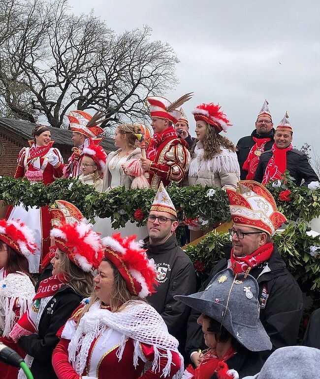 Foto Landkreis Börde / Landrat Martin Stichnoth hat den Rosenmontag auf dem "Gauseberg" in und um Gutenswegen verlebt. Hier ein Blick auf die Majestäten.