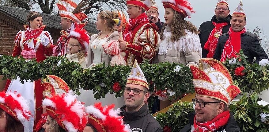 Foto Landkreis Börde / Landrat Martin Stichnoth hat den Rosenmontag auf dem "Gauseberg" in und um Gutenswegen verlebt. Hier ein Blick auf die Majestäten.