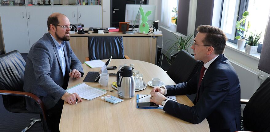 Bildunterschrift: Staatssekretär Thomas Wünsch und Landrat Martin Stichnoth sprechen über die Corona-Krise und die Auswirkungen für die heimische Wirtschaft / Foto Uwe Baumgart 