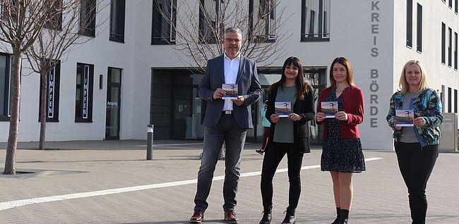 Foto Uwe Baumgart / hier präsentieren (v.l.n.r.) Jugendamtsleiter Matthias Wendt, Familienhebamme Dominique Kallweit und die Netzwerkkoordinatoren „Frühe Hilfen“ Stefanie Kunz und Christina Stolarczyk den Beratungsführer „Frühe Hilfen"