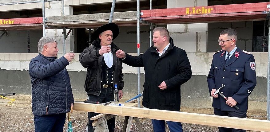 Foto Landkreis Börde / zum Richtspruch erhebt Barlebens Bürgermeister Frank Nase das Glas.