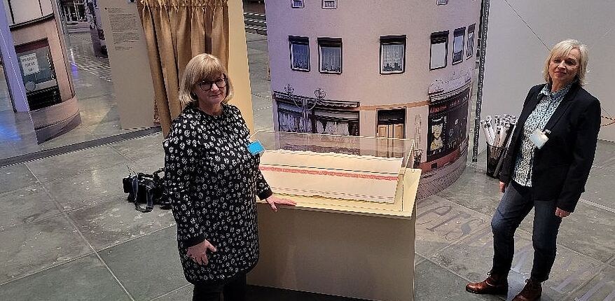 Foto / Landkreis Börde / Wolmirstedt´s Bürgermeisterin Marlies Cassuhn und Museumsleiterin Mary-Anette Pilz folgten der Einladung des Deutschen Bundestages und des Freundeskreises Yad Vashem zur Ausstellungseröffnung nach Berlin. Heir vor dem Ausstellungsobjekt "Handtuch" aus Wolmirstedt.