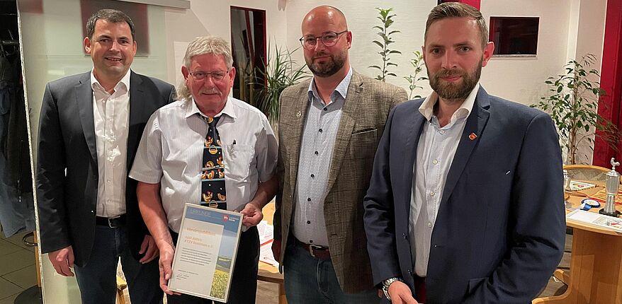 Foto Landkreis Börde / (von links) Uwe Baier gratuliert Franz-Ulrich Keindorf zum Vereinsjubiläum. Daneben Tierarzt Stefan Brücher und Amtstierarzt Julian Nader.