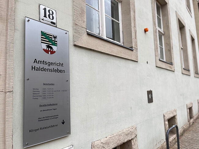 Foto Uwe Baumgart / jetzt als Jugendschöffe bewerben / Bewerbungsende 11. April 2023. Foto Eingangsbereich Amtsgericht Haldensleben.