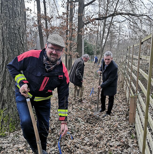 Foto Landkreis Börde / im "Hohen Holz" wird der Baum des Jahres 2023, die Moorbirke, gepflanzt. Vorn Landrat Martin Stichnoth. Im Hintergrund Manfred Behrens, Bürgermeister von Ebendorf.