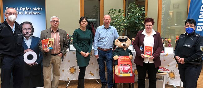 Das Foto ist zum Beratungstag im EHFA Haldensleben mit der Bundespolizei, dem Weißen Ring, der AG Schutzengel und der Kreisgleichstellungsbeauftragten katja Klommhaus entstanden. Dargestellt sind Personen mit Plakaten in den Händen.
