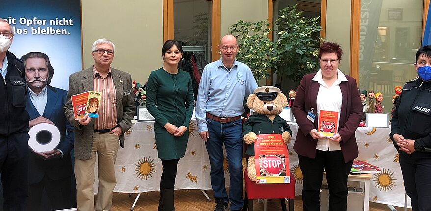 Das Foto ist zum Beratungstag im EHFA Haldensleben mit der Bundespolizei, dem Weißen Ring, der AG Schutzengel und der Kreisgleichstellungsbeauftragten katja Klommhaus entstanden. Dargestellt sind Personen mit Plakaten in den Händen.