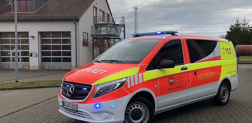 Uwe Baumgart / auf dem Hof der Feuerwehrtechnischen Zentrale des Landkreises Börde in Haldensleben, Kronesruhe, ein Notarzteinsatzfahrzeug der neuesten Generation