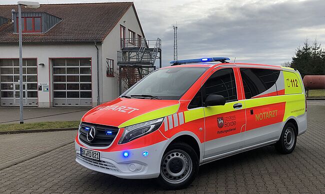 Uwe Baumgart / auf dem Hof der Feuerwehrtechnischen Zentrale des Landkreises Börde in Haldensleben, Kronesruhe, ein Notarzteinsatzfahrzeug der neuesten Generation