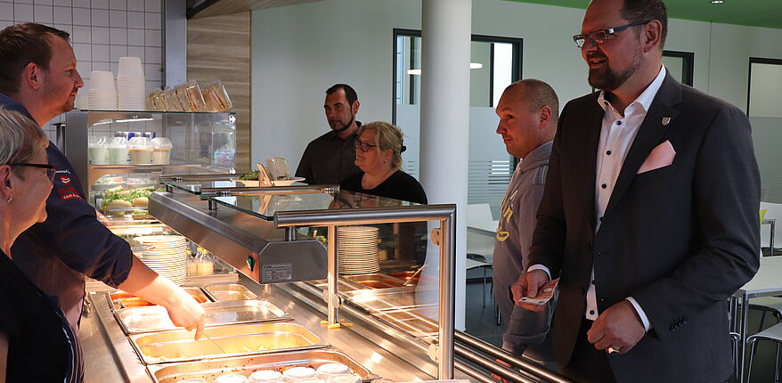 Foto Landkreis Börde / die Kantine der Verwaltung des Landkreises Börde ist öffentlich zugänglich. viele Kollegen, hier Landrat Martin Stichnoth, nutzen die Gelegenheit für einen Pause.