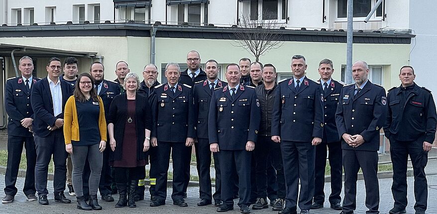 Auf dem Foto sind alle Teilnehmer der Wahlveranstaltung auf dem Hof der Kreisverwaltung in Kronesruhe zu sehen. Bis auf eine Gemeinde haben alle Stadt- und Gemeindewehrleiter von ihrem Wahlrecht Gebrauch gemacht / Dirk Bischoff steht im Bild vorne rechts, daneben Ralf Lange und Kreisbrandmeister Matthias Schumann / zweiter von links Dr. Marcus Waselewski