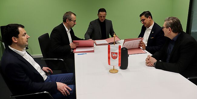 Foto Uwe Baumgart: hier geht es an die Vertragsunterzeichnung (im Bild v.l.n.r.): Dezernent Uwe Baier, Thomas Schmette / Bürgermeister Verbandsgemeinde Elbe-Heide, Stefan Crackau / Bürgermeister Zielitz, Beigeordneter Dr. Marcus Waselewski, Jurist Kai Lasner