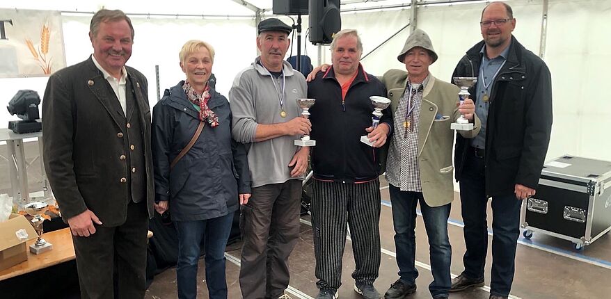 Glindenbergs Ortsbürgermeisterin Gerhild Schmidt und Börde-Landrat Martin Stichnoth zeichneten (von links) Fritz-Georg Meyer, Thomas Schütze, Klaus Bartels und Peter Warwel aus. Sie hatten mit ihren Beiträgen maßgeblich zum herrlichen Gesamtbild des Glindenberger Festumzuges zum Erntedankfest der Auflage 2022 beigetragen.