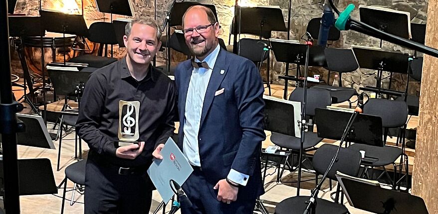 Foto Landkreis Börde / der langjährige Dirigent des Akademieorchesters Hundisburg, Johannes Klumpp, hat künstlerische Spuren in der Region hinterlassen. Hier ein Foto mit Landrat Martin Stichnoth.