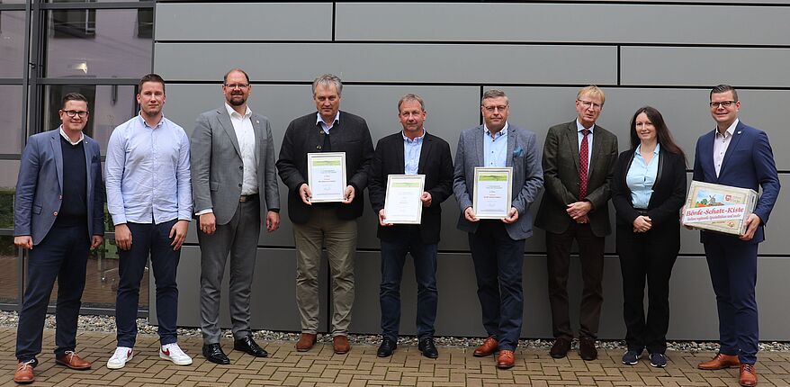 Aufstellung zum Erinnerungsfoto im Innenhof der Kreisverwaltung. Von links nach rechts / Amtsleiter Wirtschaft Danny Schonscheck, Landtagsabgeordneter Tim Teßmann, Landrat Martin Stichnoth, (Platz 2) Ortsbürgermeister Nordgermersleben Albrecht von Bodenhausen, (Platz 1) Ortsbürgermeister Bebertal Torsten Schmidt, (Platz 3) Ortsbürgermeister Groß Santersleben Andreas Burger, Sven Schulz / Ministerium für Wirtschaft, Tourismus, Landwirtschaft und Forsten, Europaabgeordnete Karoline Braunsberger-Reinhold, Regionalmanager Jan Braunsberger