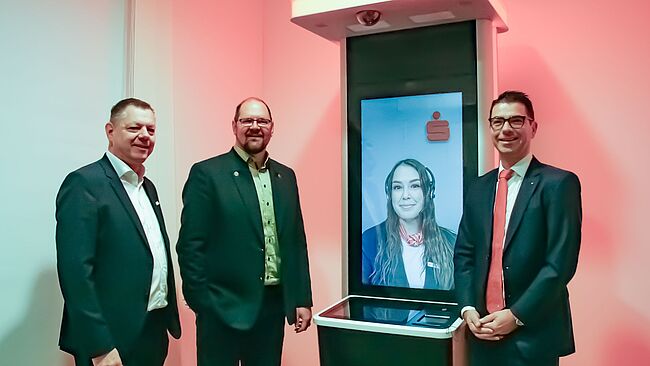 Markus Latz and Steffen Brichovsky from Kreissparkasse Börde with the District Administrator at the opening of the liveBox