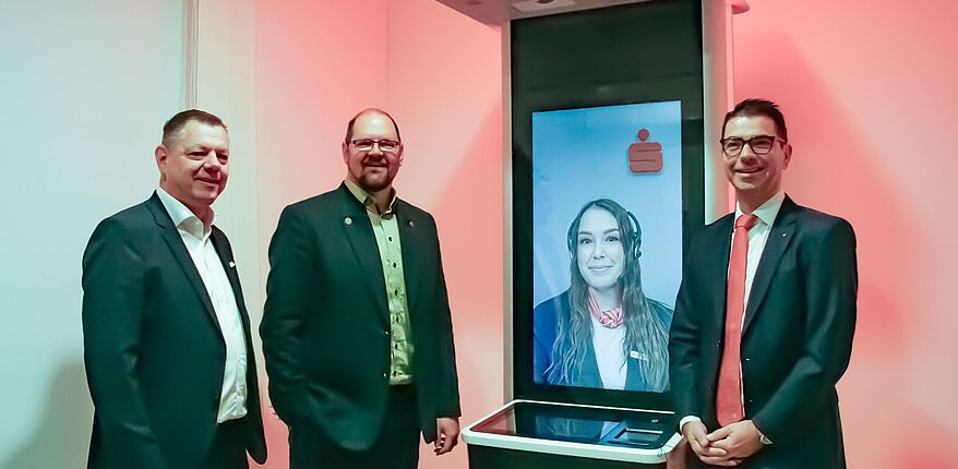 Markus Latz and Steffen Brichovsky from Kreissparkasse Börde with the District Administrator at the opening of the liveBox