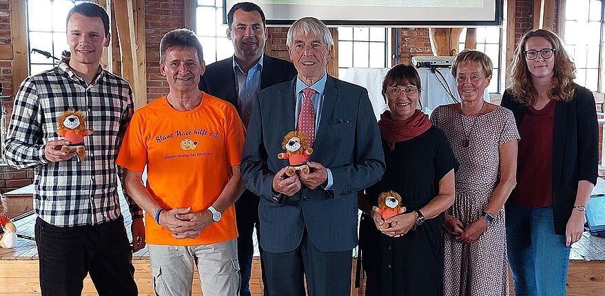 Foto Landkreis Börde / Aufstellung zum Erinnerungsfoto. Von links nach rechts: Jan Hoffmann (untere Wasserbehörde Landkreis Börde, Roger Altenburg (Vorsitzender Blaue Nase hilft e.V.), Uwe Baier, Alfons Hesse (Verbandsvorsteher Unterhaltungsverband „Untere Ohre“), Katrin Müller (Geschäftsführerin des Verbandes), Constanze Köppe (ehemalige Geschäftsführerin), Karen Schulte (Wasserverbandstag e. V. Bremen, Niedersachsen, Sachsen-Anhalt).