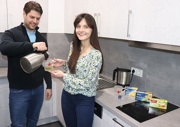 Foto Uwe Baumgart / weniger Koffein, diesem Gesundheitsziel hat sich Katja Klommhaus verschrieben. Hier gießt ein Kollege der Gleichstellungsbeauftragten heißes Wasser über in eine Tasse.