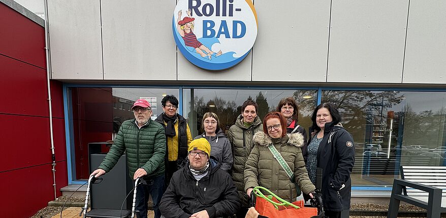 "Barrierechecker" vor dem Rolli-Bad in Haldensleben