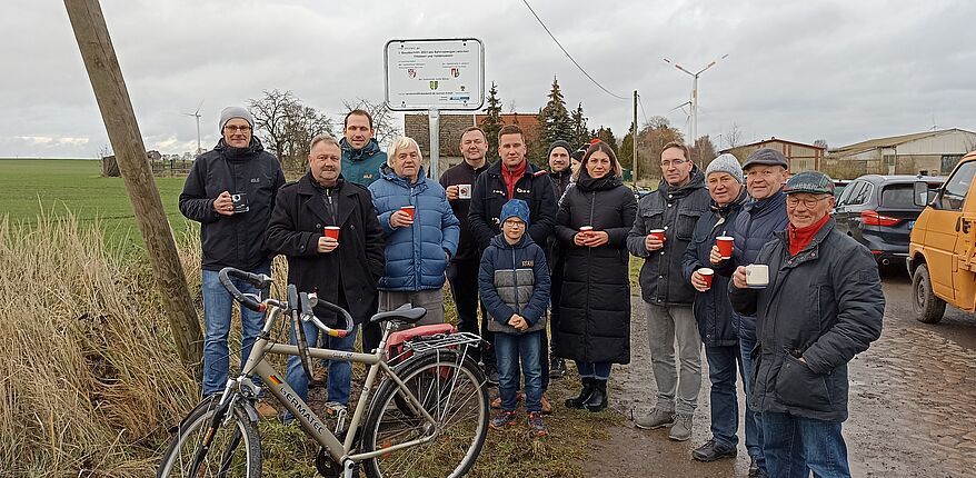 Foto Landkreis Börde / die Akteure und Initiatoren des "Ferkeltaxenradweges" nehmen Aufstellung zum Erinnerungsfoto