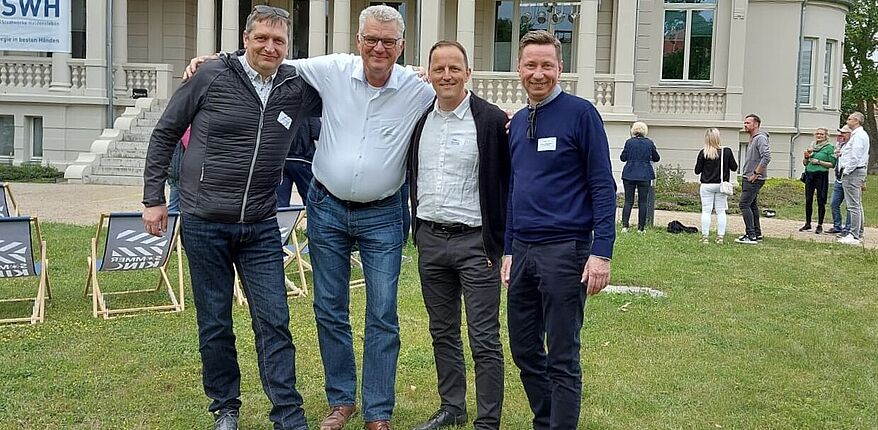 Foto Landkreis Börde / im Bild / Dezernent Dirk Michelmann, Regionalmanager Andreas Baumeister und Stefan Crackau von der Stabsstelle Steuerung und Entwicklung. Die bildeten das Team „Landkreis Börde“. Dazu im Park der Villa Albrecht im Bild, Detelf Koch, Geschäftsführer der Haldensleber Stadtwerke.