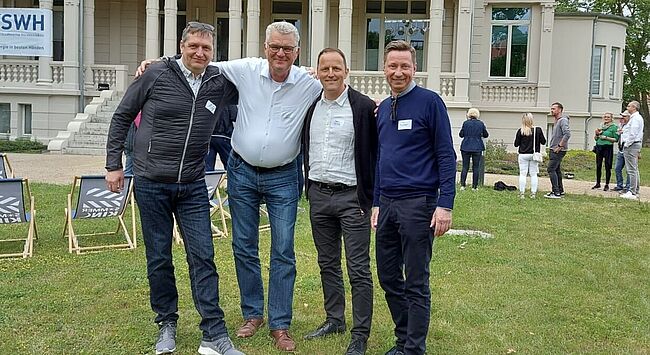 Foto Landkreis Börde / im Bild / Dezernent Dirk Michelmann, Regionalmanager Andreas Baumeister und Stefan Crackau von der Stabsstelle Steuerung und Entwicklung. Die bildeten das Team „Landkreis Börde“. Dazu im Park der Villa Albrecht im Bild, Detelf Koch, Geschäftsführer der Haldensleber Stadtwerke.