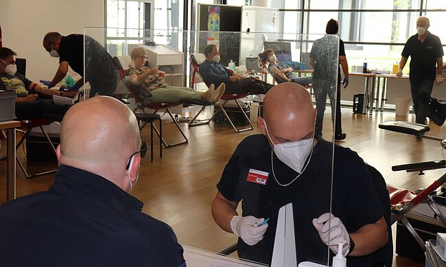 Foto Uwe Baumgart / der Blutspendetag des Jahrgangs 2022 war ein Erfolg. Hier ein Blick in den Sitzungsraum. Zu sehen sind 4 aktive Spender. Im Vordergung die Anmeldung. 