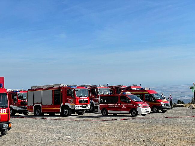 Landkreis Börde / am Sonntag hatten Feuerwehren aus dem Landkreis Börde den Bereitstellungsraum "Brockengipfel" bezogen. Hier ein Foto auf Ensatzfahrzeuge aus dem Landkreis Börde.