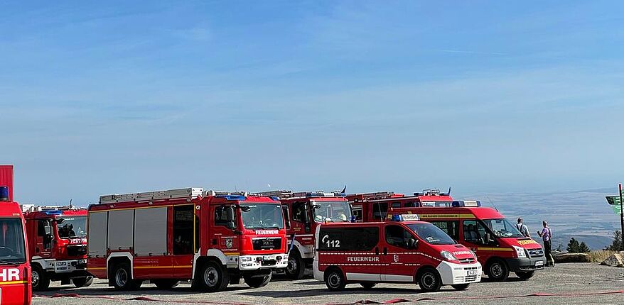 Landkreis Börde / am Sonntag hatten Feuerwehren aus dem Landkreis Börde den Bereitstellungsraum "Brockengipfel" bezogen. Hier ein Foto auf Ensatzfahrzeuge aus dem Landkreis Börde.
