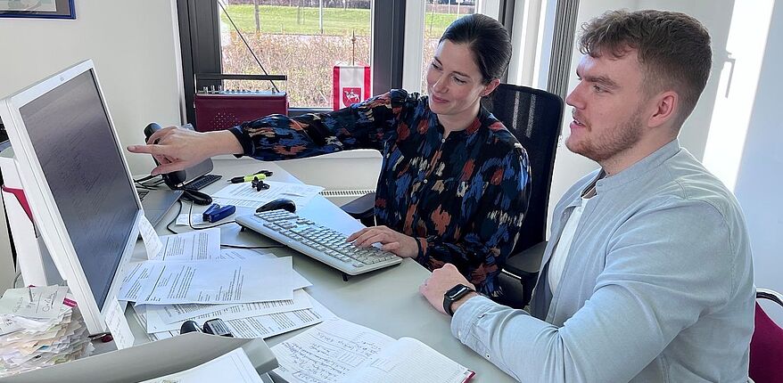 Foto Uwe Baumgart / Öffentlichkeitsarbeit ist Teamarbeit, hier kümmern sich 2 duale Studenten und das Internetportal des Landkreises Börde, das im Frühjahr auch in einer englischen Version zur Verfügung stehen soll.