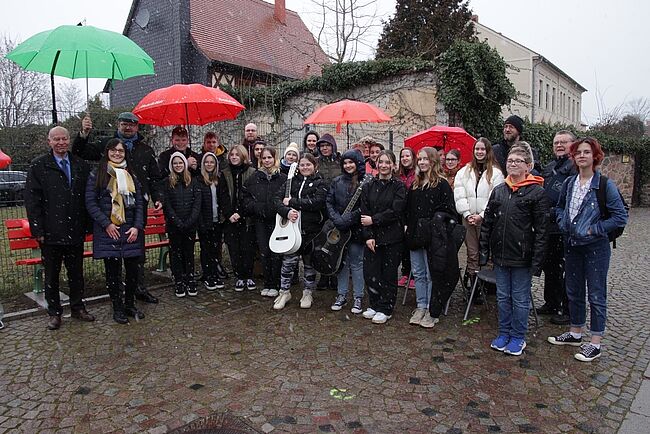 Foto Ariane Amann / am heutigen Frauentag wurde vor der Mittellandhalle in Barleben eine "Rote Bank" eingeweiht. Sie steht als Symbol der Verabscheuung von Gewalt gegenüber Frauen.