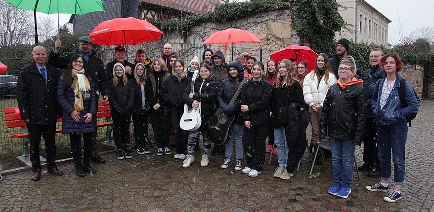 Foto Ariane Amann / am heutigen Frauentag wurde vor der Mittellandhalle in Barleben eine "Rote Bank" eingeweiht. Sie steht als Symbol der Verabscheuung von Gewalt gegenüber Frauen.