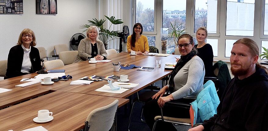 Das Foto zeigt 6 Teilnehmer der Beratung an einem großen Konferenztisch. Darunter auch Kreisgleichstellungsbeauftragte Katja Klommhaus.