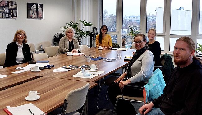 Das Foto zeigt 6 Teilnehmer der Beratung an einem großen Konferenztisch. Darunter auch Kreisgleichstellungsbeauftragte Katja Klommhaus.