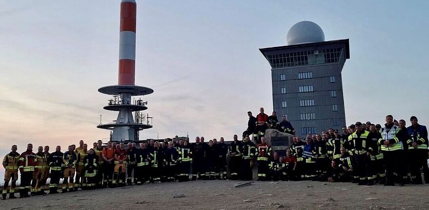 Foto Landkreis Börde / am späten Sonntagabend war der Einsatzauftrag für die Helfer aus dem Landkreis Börde erfolgt / sie wurden durch frische Kräfte abgelöst. Hier Aufstellung zum Erinnerungsfoto auf dem Brockengipfel. 