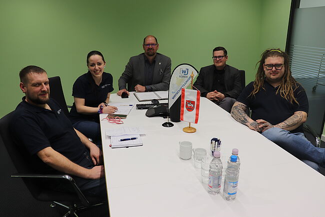 Foto Uwe Baumgart / reden miteinander - von links nach rechts - Mathias Huchel und Stefanie Fuhrmann (beide WJ), Landrat Martin Stichnoth und Danny Schonscheck sowie Marcus Ostendorf (WJ). Die Herrschaften sitzen am Beratungstisch im Sitzungsraum mit dem Namen "Kalimandscharo" des Landrates in Haldensleben.