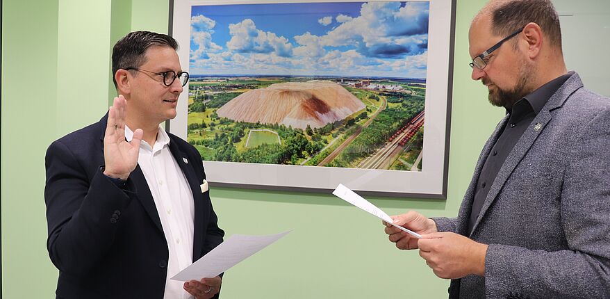 Foto Uwe Baumgart / Dr. Marcus Waselewski ist, gewählt für die Dauer von 7 Jahren, nun Beigeordeter des Landkreises Börde. Im bild nimmt Landrat Martin Stichnoth die Vereidigung vor. 