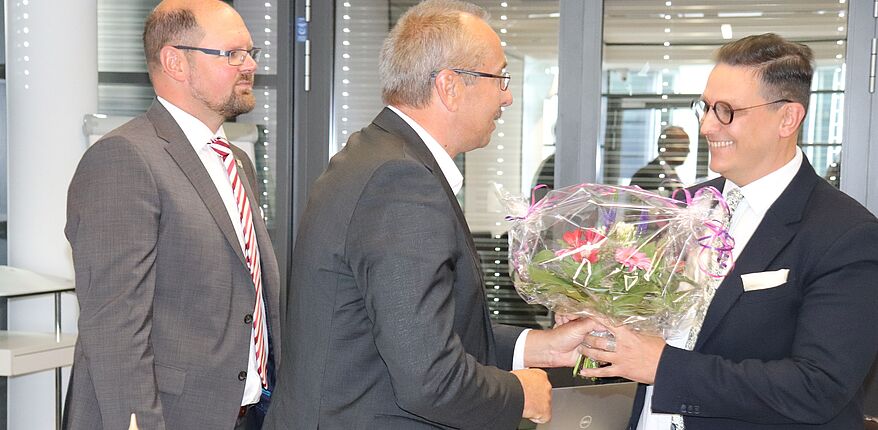 Foto Uwe Baumgart / Kreistagsvorsitzender Thomas Schmette und Landrat Martin Stichnoth gratulieren Dr. Marcus Waselewski zur Wahl als Beigeordneter.