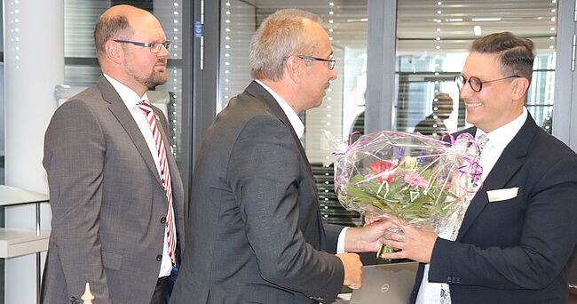 Foto Uwe Baumgart / Kreistagsvorsitzender Thomas Schmette und Landrat Martin Stichnoth gratulieren Dr. Marcus Waselewski zur Wahl als Beigeordneter.